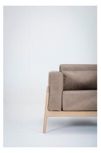 Svijetlosmeđa fotelja od bivolje kože s konstrukcijom od punog hrasta Gazzda Fawn