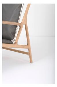 Fotelja s masivnom hrastovom konstrukcijom i sjedalom od sive bivolje kože Gazzda Dedo