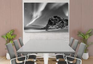Slika polarna svjetlost u Norveškoj u crno-bijelom dizajnu