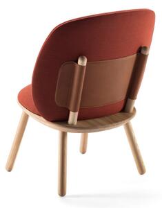 Smeđa fotelja boje konjaka s konstrukcijom od drva jasena s kožnim detaljima EMKO Naïve