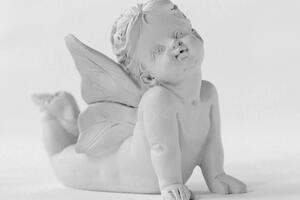 Slika crno-bijeli slatki kipić anđela