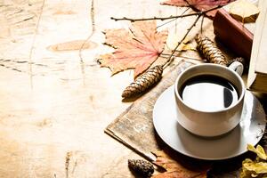 Slika jesenja šalica kave