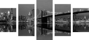 5-dijelna slika odsjaj Manhattana u vodi u crno-bijelom dizajnu