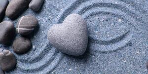 Slika srce od kamena na pješčanoj pozadini