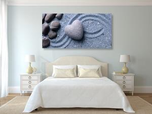 Slika srce od kamena na pješčanoj pozadini
