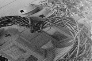 Slika srce od pruća s malim lucernama i jorgovanom u crno-bijelom dizajnu