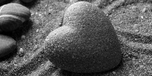 Slika Zen kamen u obliku srca u crno-bijelom dizajnu