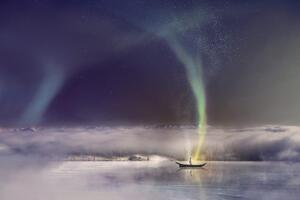 Slika polarna svjetlost iznad jezera