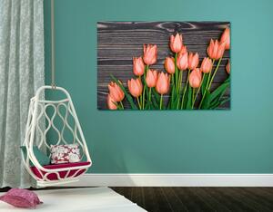 Slika divni narančasti tulipani na drvenoj podlozi