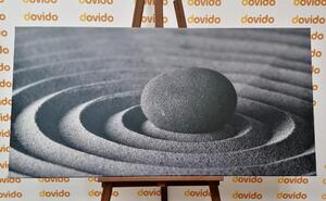 Slika kamen za meditaciju u crno-bijelom dizajnu