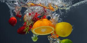Slika pad voća u vodu