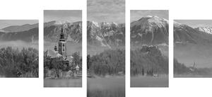 5-dijelna slika crkva kod jezera Bled u Sloveniji u crno-bijelom dizajnu