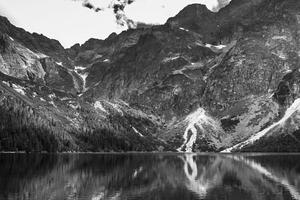 Slika jezero Morské oko u Tatrama u crno-bijelom dizajnu