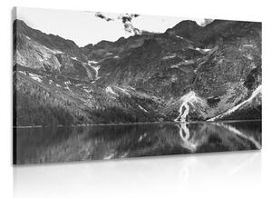 Slika jezero Morské oko u Tatrama u crno-bijelom dizajnu