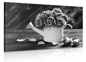Slika ruže u kanti za zalijevanje u crno-bijelom dizajnu