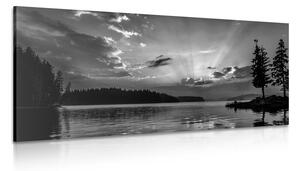 Slika odsjaj planinskog jezera u crno-bijelom dizajnu