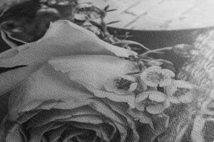 Slika ruža i srdašce u vintage crno-bijelom dizajnu