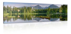 Slika prekrasna planinska panorama kraj jezera