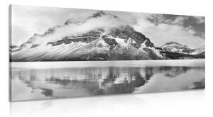Slika jezero blizu prekrasne planine u crno-bijelom dizajnu
