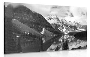 Slika prekrasan planinski krajolik u crno-bijelom dizajnu