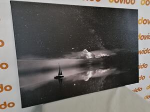 Slika brodica na moru u crno-bijelom dizajnu
