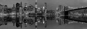 Slika odsjaj Manhattana u vodi u crno-bijelom dizajnu