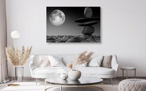 Slika poslagano kamenje u mjesečini u crno-bijelom dizajnu