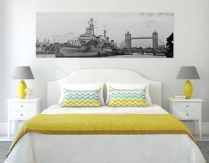 Slika prekrasan brod na rijeci Temzi u Londonu u crno-bijelom dizajnu