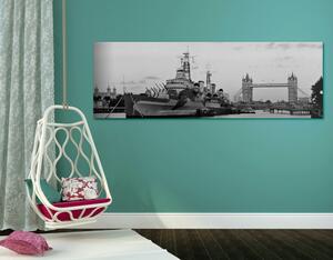 Slika prekrasan brod na rijeci Temzi u Londonu u crno-bijelom dizajnu
