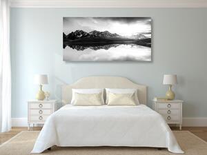 Slika blistav zalazak sunca iznad planinskog jezera u crno-bijelom dizajnu
