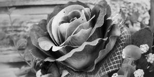 Slika elegantna vintage ruža u crno-bijelom dizajnu