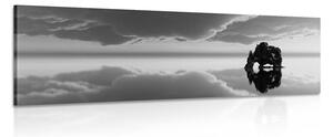 Slika stijena ispod oblaka u crno-bijelom dizajnu