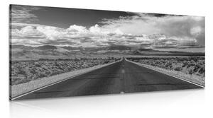 Slika crno-bijela cesta u pustinji