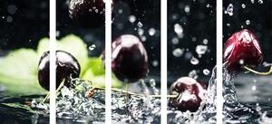 5-dijelna slika zrele trešnje u vodi