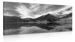 Slika jezero ispod brda u crno-bijelom dizajnu