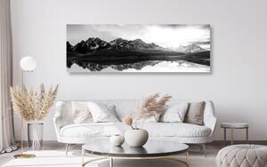 Slika divni zalazak sunca u planinama u crno-bijelom dizajnu