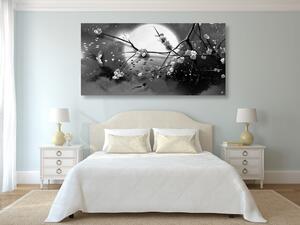 Slika grane stabla dok je mjesec pun u crno-bijelom dizajnu