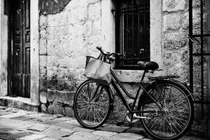 Slika retro bicikl u crno-bijelom dizajnu