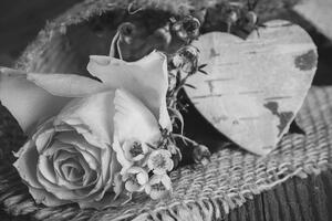 Slika ruža i srdašce u juti u crno-bijelom dizajnu
