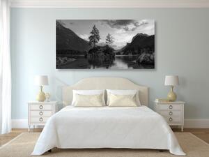 Slika crno-bijeli planinski krajolik kod jezera