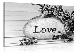 Slika s natpisom na kamenu Love u crno-bijelom dizajnu