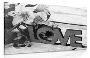 Slika s drvenim natpisom Love u crno-bijelom dizajnu