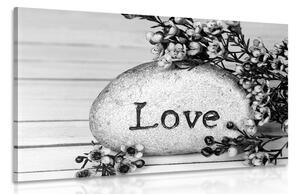 Slika s natpisom na kamenu Love u crno-bijelom dizajnu