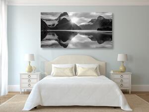 Slika Milford Sound pri izlasku sunca u crno-bijelom dizajnu