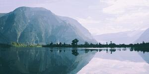 Slika oslikane planine kod jezera