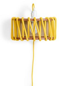Žuta zidna svjetiljka s drvenom strukturom EMKO Macaron, dužina 30 cm