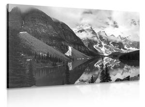 Slika prekrasan planinski krajolik u crno-bijelom dizajnu