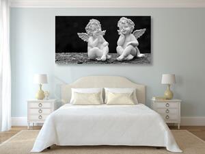 Slika dvoje malih anđela u crno-bijelom dizajnu