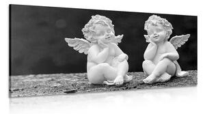 Slika dvoje malih anđela u crno-bijelom dizajnu