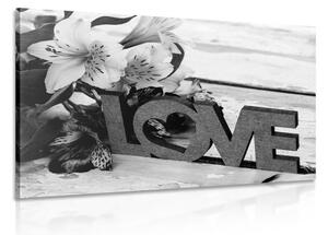 Slika s drvenim natpisom Love u crno-bijelom dizajnu